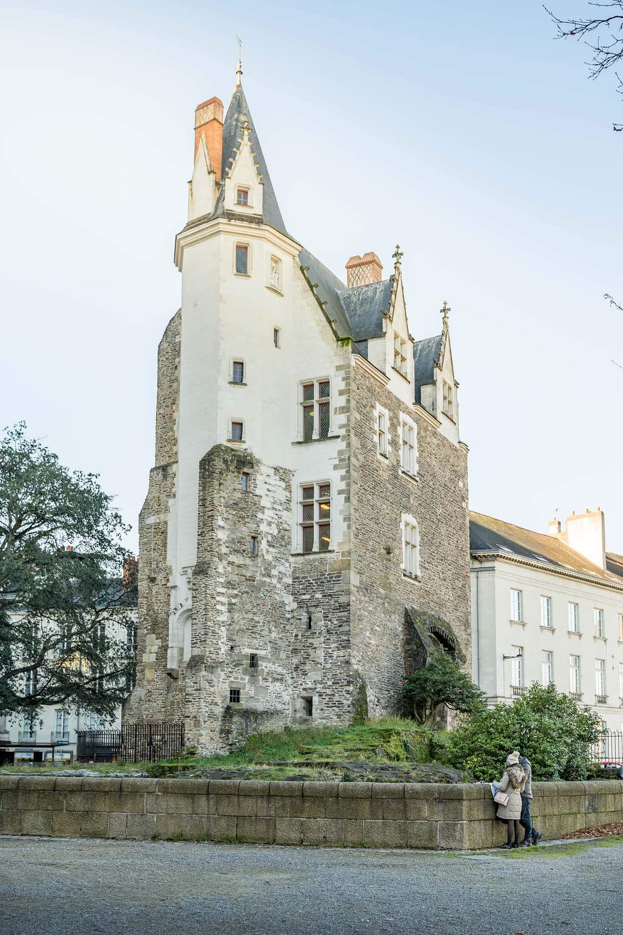 Des touristes au pied de la porte Saint Pierre dans le centre ville de Nantes