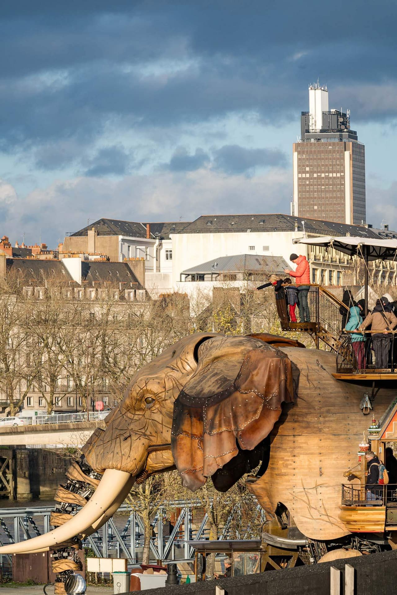 L'Elephant des machines de l'ile avec en arrière plan la tour de bretagne à Nantes