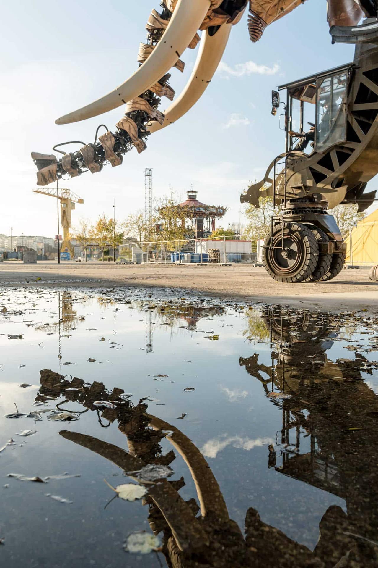 Photo de l'elephant des machines de l'ile, du carrousel et de la grue jaune à Nantes