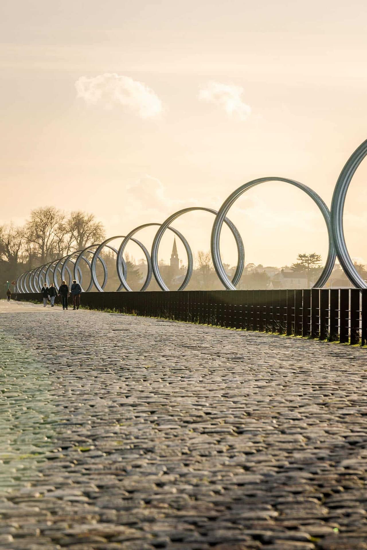 Photo des anneaux de Buren au Hangar à bananes lors d'un couché de soleil