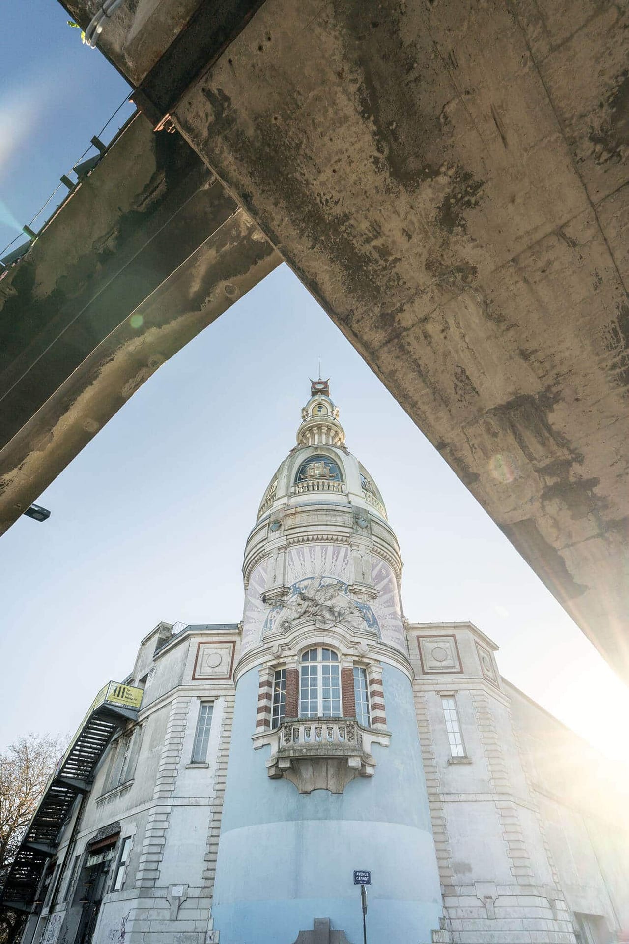 Vue en contreplongée du Lieu Unique dit le LU à Nantes