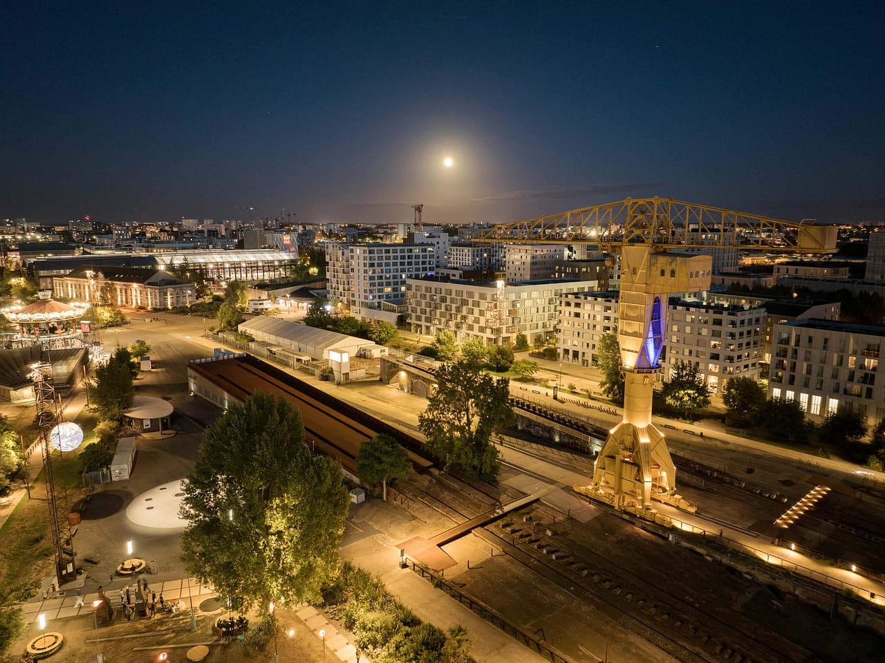 Vue aérienne de l'ile de Nantes où apparait la grue jaune, la câle des créateurs ainsi que le manège des mondes marins