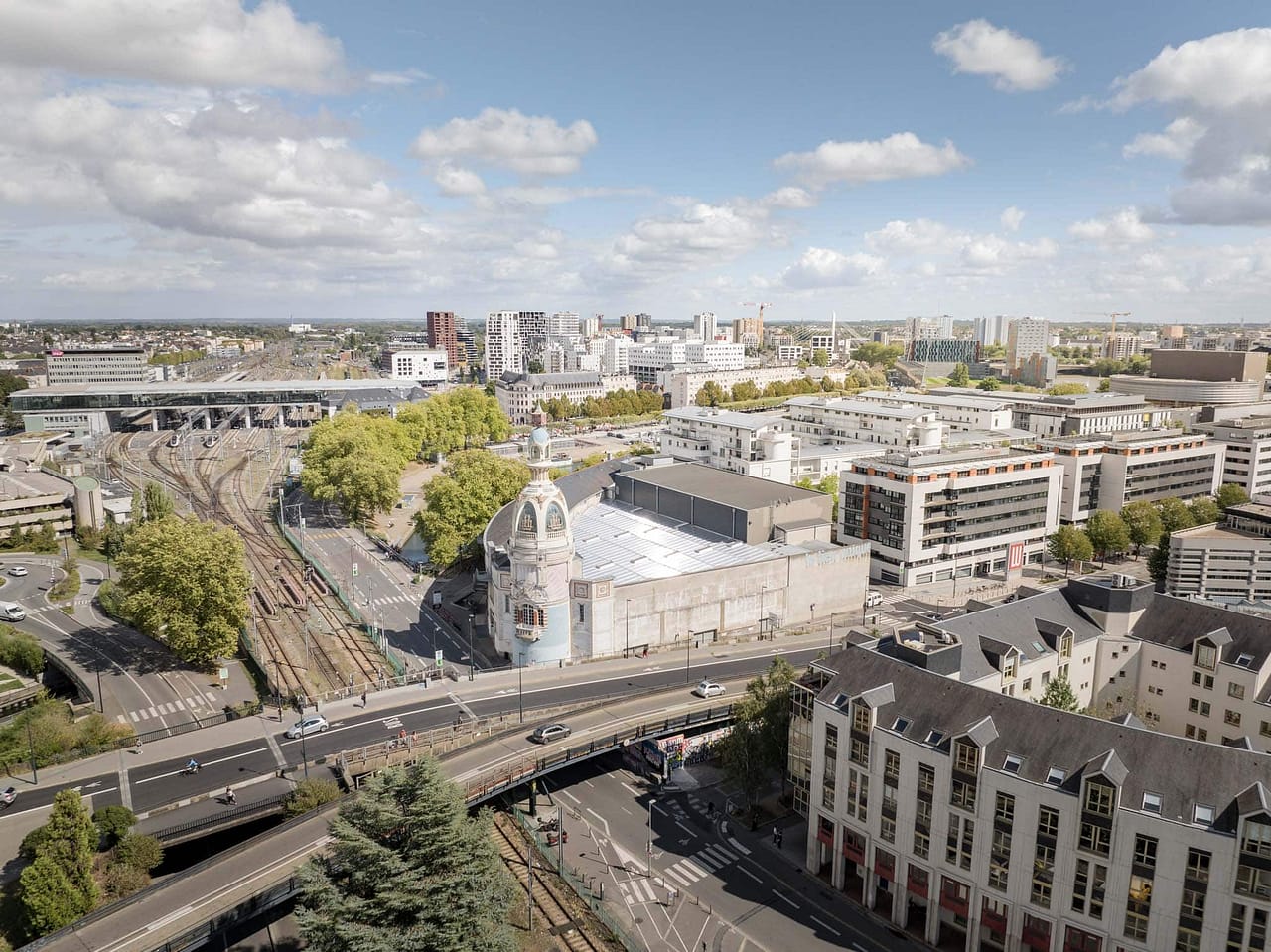 Vue aérienne de la tour du LU et de la gare de Nantes en arrière plan