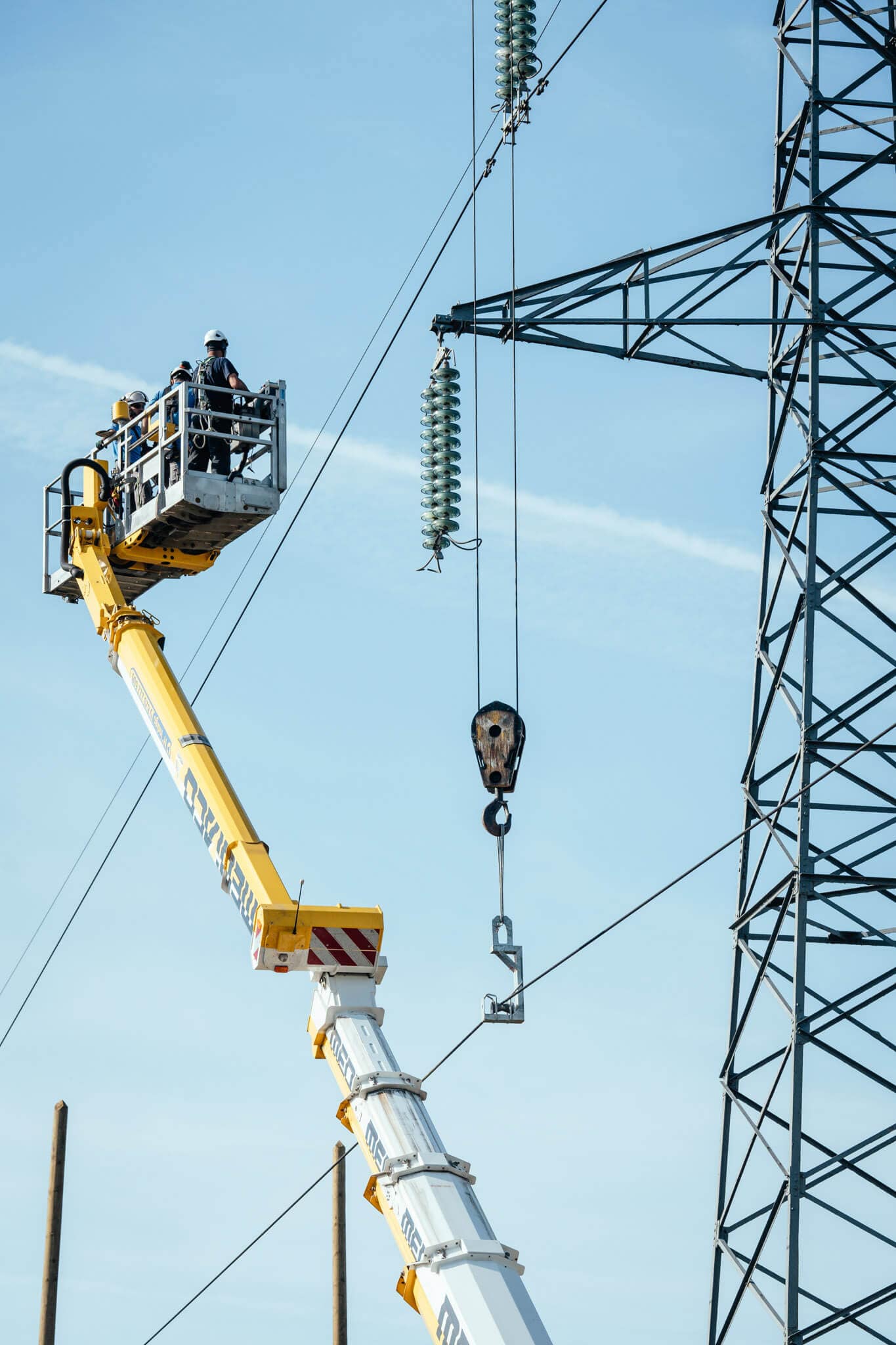 Nacelle s'approchant du pylône pour raccorder les lignes électriques à Nantes