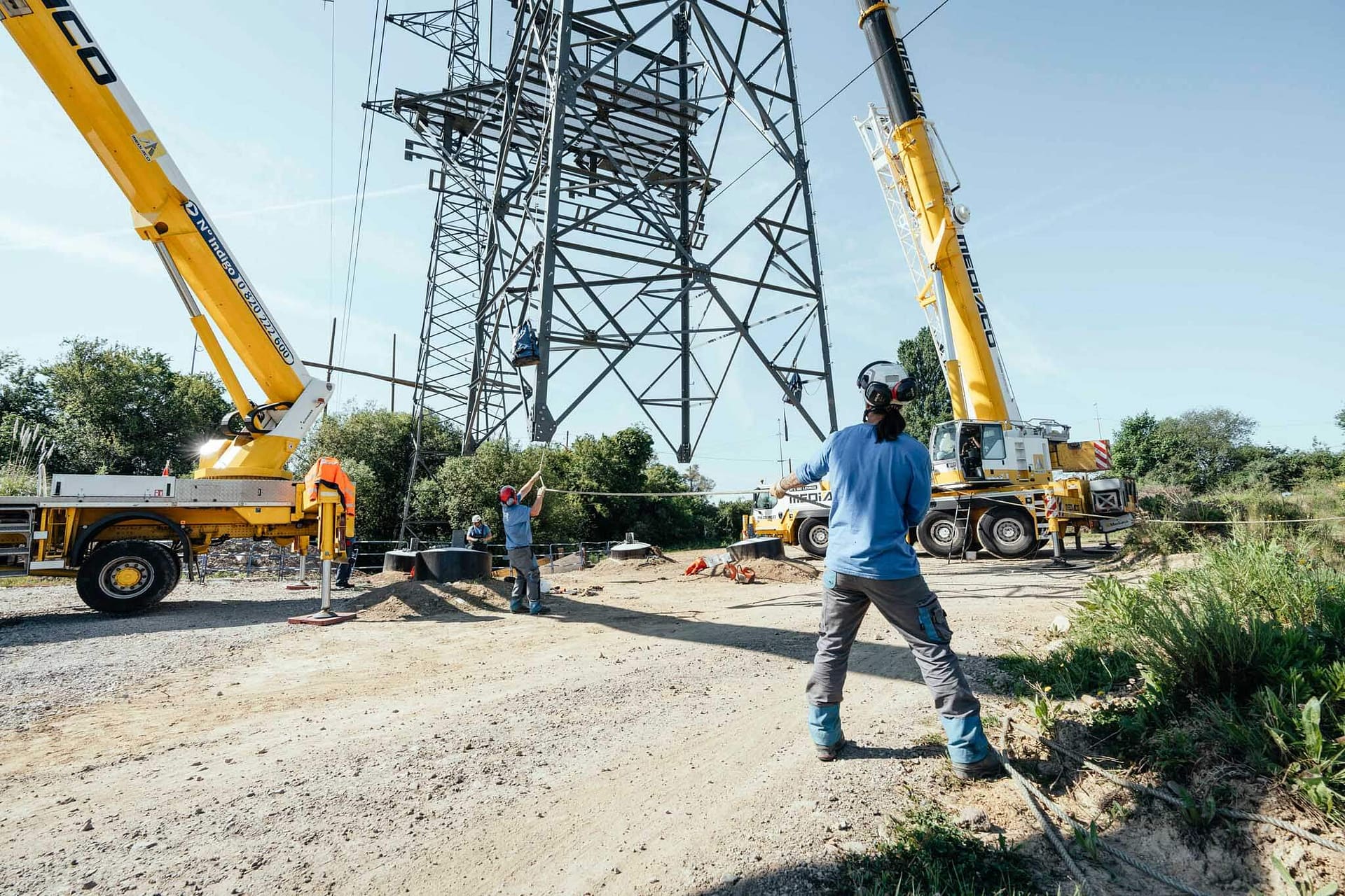 exercice de précisions pour déplacer ces énormes pylônes sur un chantier à Nantes