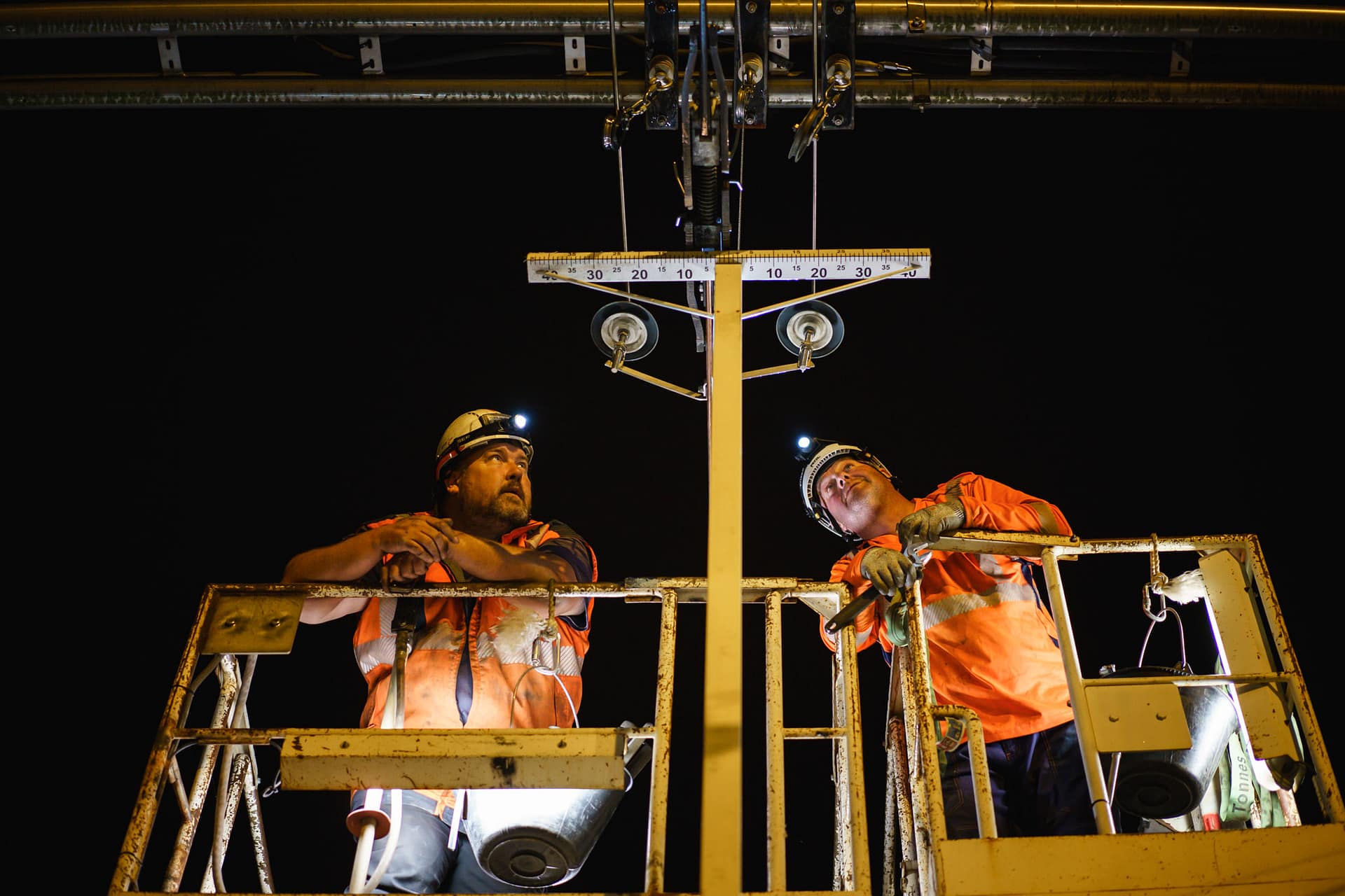 Des ouvriers travaillent de nuit à la rénovation de la ligne de tramway dans le centre ville de Nantes
