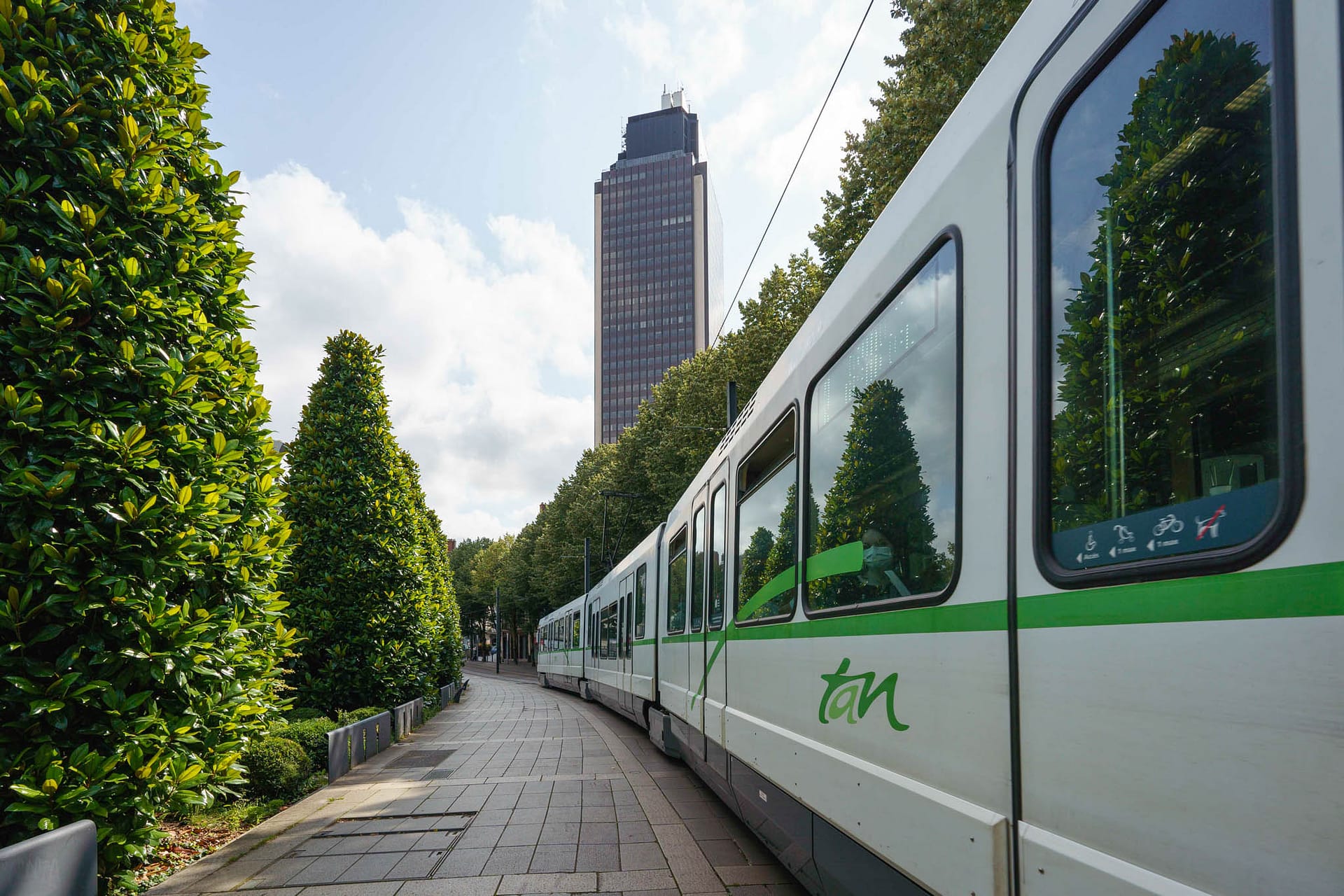 Photo du tramway avec la tour de Bretagne en arrière plan