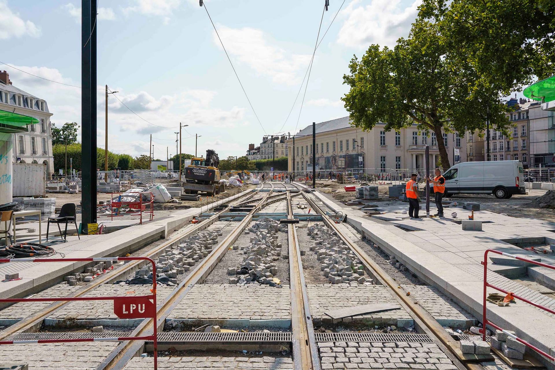 Le chantier du tramway derrière place du commerce à Nantes avance