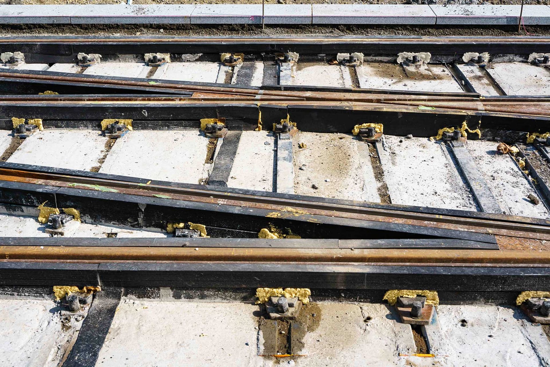 Gros plan des voies de tramway en plein rénovation à Nantes