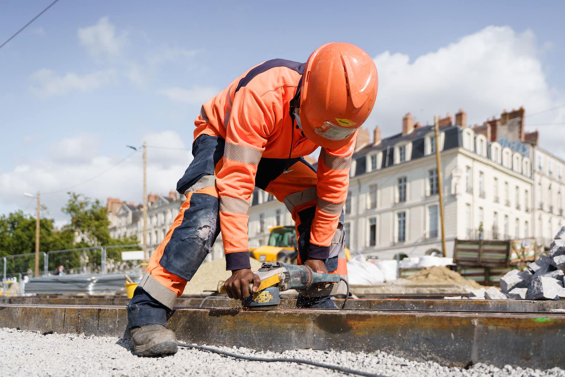 Cet ouvrier s'occupe des rails de la ligne de tramway