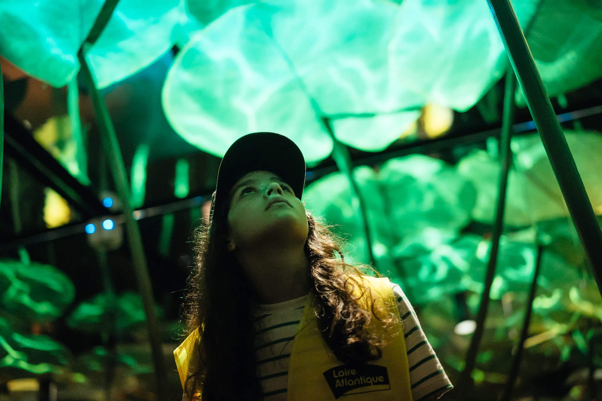 Une élève d'école découvre la nouvel installation immersive lors d'une visite du pavillon Guerlain au Lac de Grand Lieu